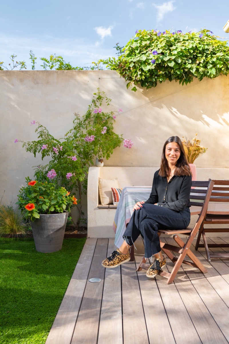 Julie, fondatrice de Terrasse Paradis, sur une terrasse qu'elle a aménagée